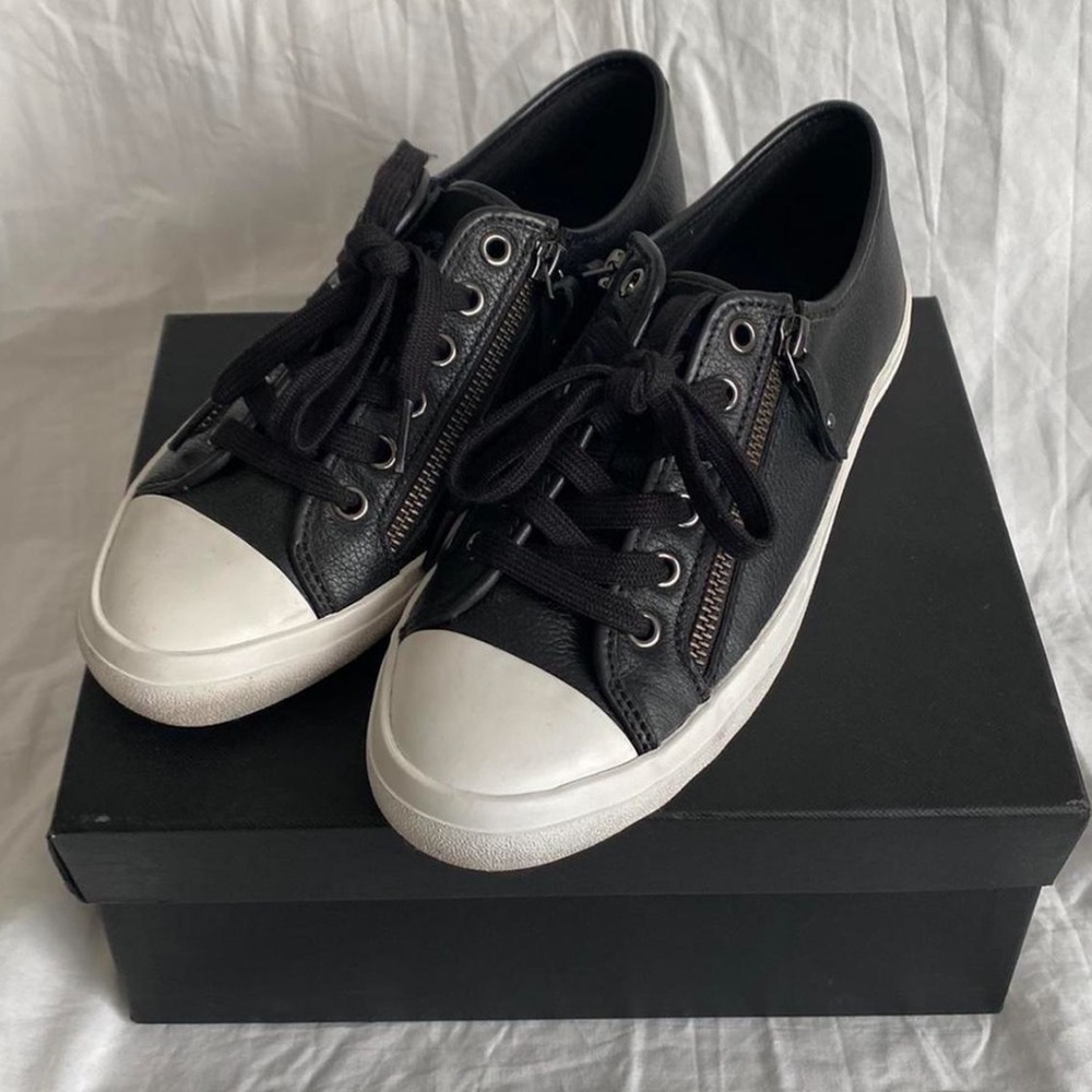 Coach Women’s Sneaker | black leather zipper detail | size 7.5